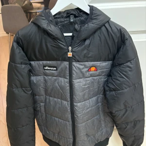 Ellesse jacka  - Strl L, aldrig använd tyvärr. Endast legat o samlat damm i garderoben. 