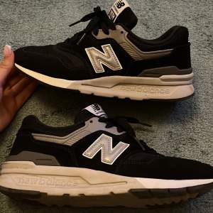 Nästan helt oanvända trendiga new balance skor, perfekta till sommaren, storlek 38,5 originalpris 1300kr 💞💞