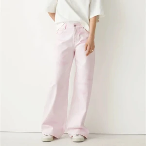 Rosa jeans - Super fina jeans från & other stories! Aldrig använda då jag tyvärr råkade köpa en för liten storlek och inte lämnat tillbaka dom i tid! 