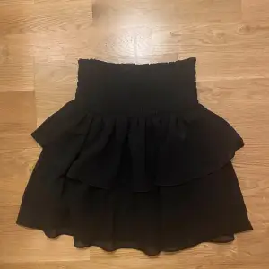 Säljer min svarta volangkjol köpt på Zalando som är helt slutsåld. Använder inte kjolen längre och vill därför sälja den. Den är i väldigt bra skick och inga defekter!