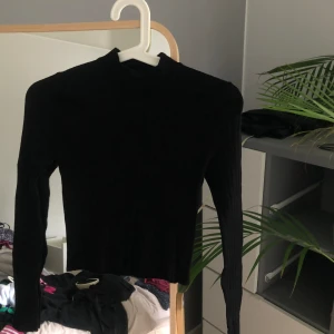 Långärmad tröja - Långärmad svart, ribbad tröja. Går att styla riktigt snyggt💓