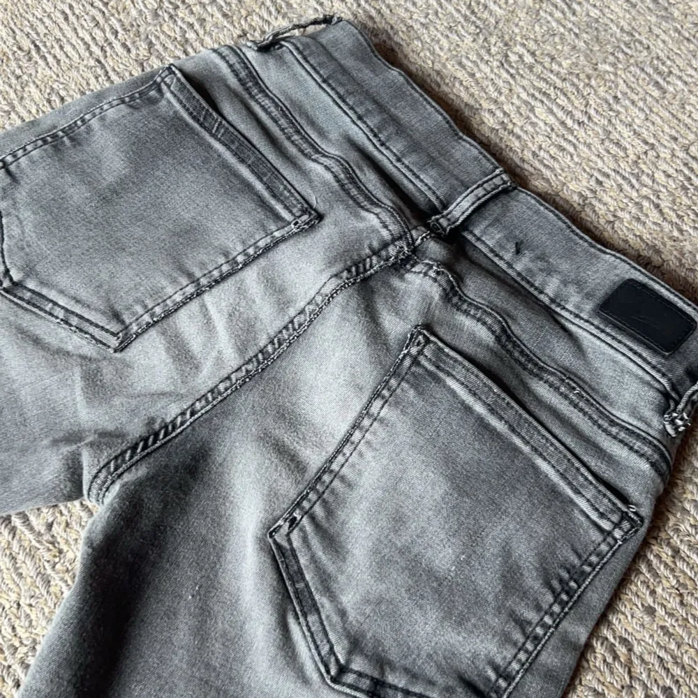 Säljer dessa as snygga lågmidjade gråa jeans från Subdued. Säljer då jag rensar garderoben✊. Jeans & Byxor.