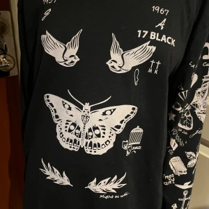 Harry styles tatuering sweatshirt  - Sweatshirt men Harry styles olika tatueringar men hans efternamn och fördelse år på baksidan. Nästan aldrig använd 