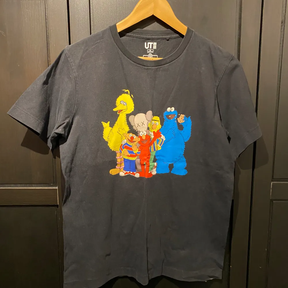Uniqlo T shirt unik collab med Joe Kaws och Sesame street!  . T-shirts.