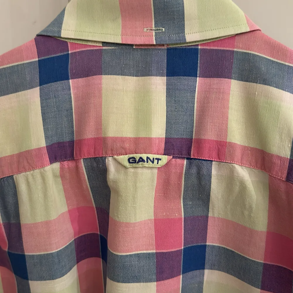 Mönstrad linne-skjorta från Gant  Mycket fint skick, använd enbart enstaka gång! Skjortan tvättad och pressad på kemtvätt inför försäljningen  Storlek: Medium (41cm bred och 72cm lång) 55% linne, 45% bomull. Skjortor.