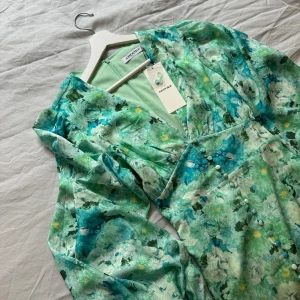 Adoore klänning  - Adooreklänning stl. 42 Liten i storleken, aldrig använd 💓💓