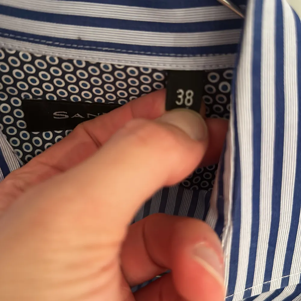 Randig skjorta från märket Sand Mycket fint skick, använd enbart enstaka gång! Skjortan tvättad och pressad på kemtvätt inför försäljningen  Storlek 38 regular fit (41cm bred och 73cm lång) 100% bomull. Skjortor.