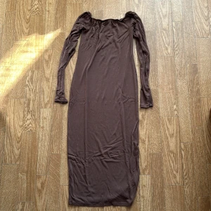 Brown off shoulder dress - Använd en gång, storlek S. 60kr + frakt 