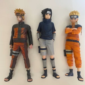 Naruto Action figurer - Ingen nörd längre så säljer dem. en ung naruto och sasuke och en äldre naruto.