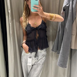 Zara topp - Säljer min topp från zara då den inte kommer till användning, den är endast använd en gång och i nyskick (Lånade bilder)