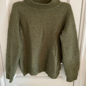 Stickad tjocktröja  - Olivgrön tjocktröja från Lindex och M. Den är gjord av bland annat alpacka och ull. 💗