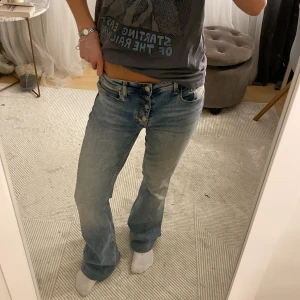Lågmidjade utsvängda jeans  - Säljer dessa så snygg lågmidjade utsvängda jeans🌟🌟unika med knappar och så snygg blå färg till sommare!