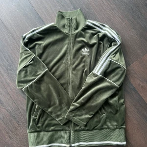 Grön Sammet Adidas Tröja - Grön Adidas limited edition tröja i sammet som är i mycket bra skick.