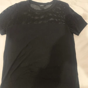 Svart tröja - En svart tröja med coola hål i sig. I storlek S från Lindex. Skriv för fler foton.