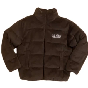 Ietsfrans vinterjacka - Fri frakt frakt tills nu på söndag! Jättemjuk pälsjacka från Ietsfrans. Knappt använd, så gott som nyskick! Kan mötas i Stockholm