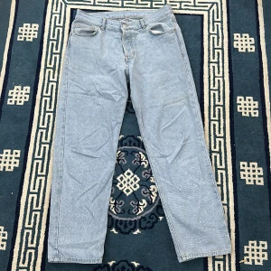 Sweet SKTBS jeans - Tjena, säljer mina SKTBS jeans eftersom att det helt enkelt inte är min stil, det är använda fåtal gånger, nypris 699kr(junkyard)