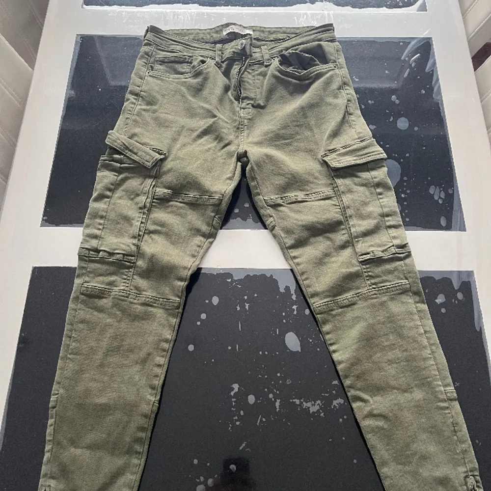 Storlek 42, 10/10 begagnat skick, mörkgrön/olivgrön färg, mycket bra skick. Jeans & Byxor.