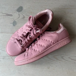 Rare pink adidas sneakers  - Sjukt snygga rosa Adidas skor! Tyvärr för små för mig. Knappt använda 