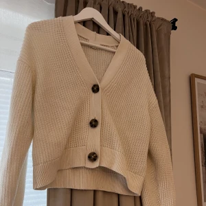 Stickad kofta - Stickad kofta från hm, använt fåtal gånger, bra skick 