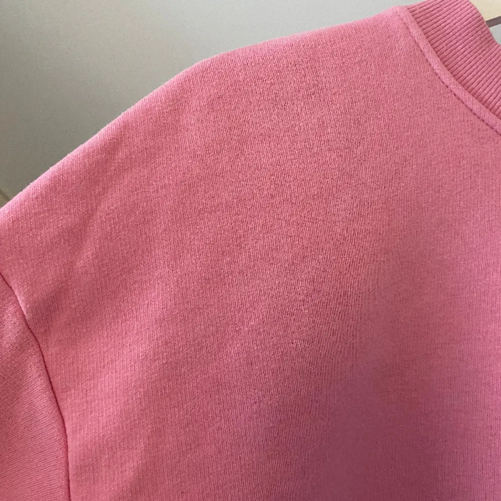En rosa sweatshirt från Lindex. Storlek S men oversised, köptes för ca 350 och säljes för 120. Fint skick💞. Hoodies.