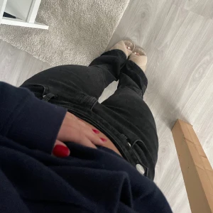 Lowwaist jeans - Svarta jeans med lågmidja och jättesnygg detalj! Säljer då ja tyvärr inte får användning av dom längre. Storlek M men passar S-M då de är stretchiga!