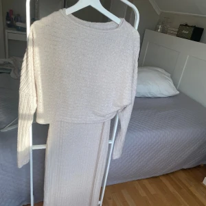 Klänning och tröja ( sätt) - Ett fint matchande sätt med både klänning och topp.  Köppt för ett bra tag sedan och är aldrig använd. Säljer sättet för 50kr🥰