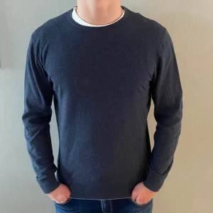 Stickad tröja  - Stickad tröja. Skick 9/10