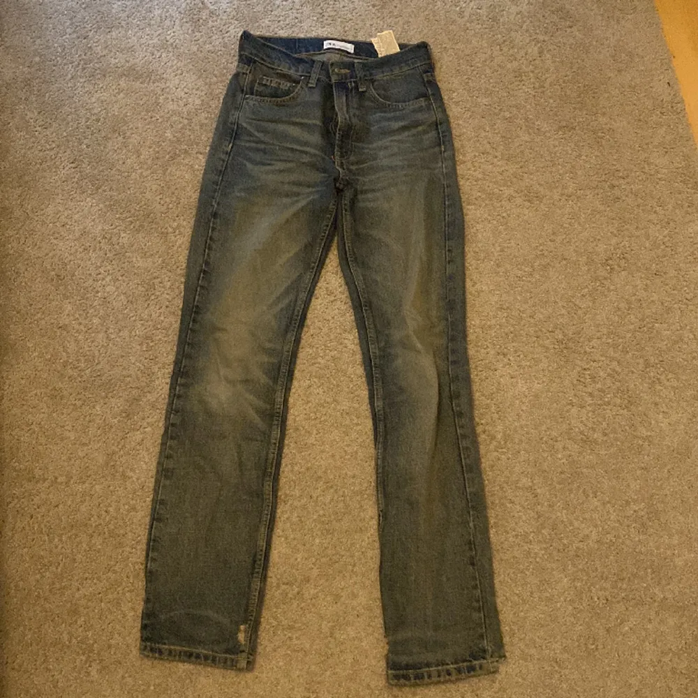 Zara jeans i storlek 32, ej använda alls ca 2 ggr. Passar även 34, bra i längden (jag är 167). Skriv om ni har frågor❣️. Jeans & Byxor.