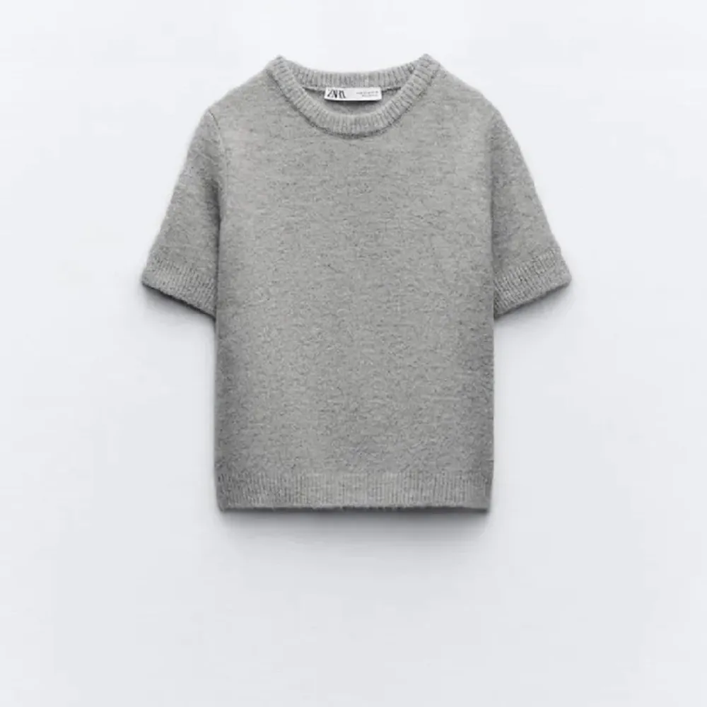 Så fin stickad grå t shirt från zara💗 Storlek M sitter mer som en S  Knappt använd, skriv för fler bilder!. Stickat.