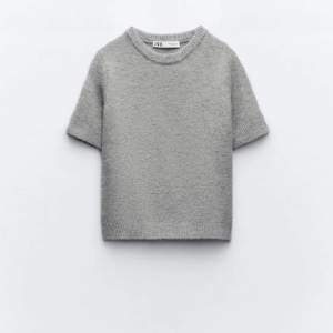 Så fin stickad grå t shirt från zara💗 Storlek M sitter mer som en S  Knappt använd, skriv för fler bilder!