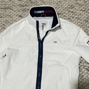 Hilfiger jacka - Hilfiger jacka som passar till våren i bra skick, nypris 1599kr ~ mitt pris 400kr. Hör av er vid fler frågor 🙌