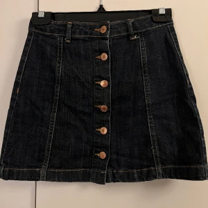 Kjol  - En gullig lite längre kjol med knappar som jag tyvärr inte har någon bild på då den är för liten för mig 🥲💗