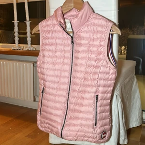 Colmar väst  - Snygg väst från Colmar🩷 Storlek : 14 år / 166 cm  Nypris : 1999 kr Säljer : 700 kr Bra skick!🌟