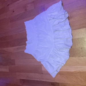 Vit kjol - Den är till ungefär lite mer änn mitten på låren och jätte fina lager