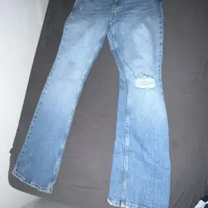 Säljer dessa snygga låhmidjade jeans då de aldrig kommer till användning 