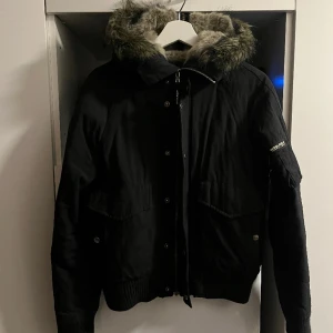 SJUK WOOLRICH JACKA♨️♨️♨️♨️♨️ - så fettt det bara gåååår mannen zipbar luva, asvarm, 5 döda chichillor proppade i luvan, asmys kvalitet, banger färg. S sitter tts men jag e en M o den sitter perfa, lite bomberfit. bomber o granater! woolrich.