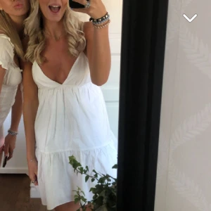 Zara klänning  - Superfin klänning från zara som passar perfekt till studenten/sommaren❤️jättesöt knytning bak! Skriv för fler bilder❤️