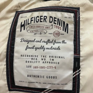 Vinterjacka - Snygg vinterjacka från Tommy denim.  Har en snygg detalj baktill.  Ordinariepris-1999kr