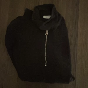 Weekday halfzip - Skick 9/10 använd 2 gånger