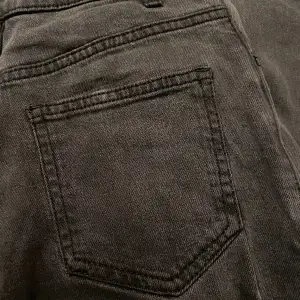 Svarta jeans i storlek 158 från lindex. Har använts någon enstaka gång. Super fina och bra passtorlek 🩷för en större bild skriv gärna 🩷