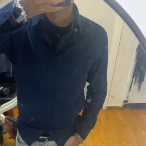 Overshirt - En skit snygg Overshirt från uniqlo, köpt för 799 och aldrig använd, säljer då jag inte får den till användning, Det är bara fråga om funderingar. Priset kan diskuteras 