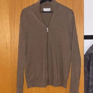Selected Homme cardigan  - Jag säljer min tunnt stickade cardigan från Selected homme då jag inte längre kan ha den. Den är i en väldigt snygg brun färg och är i storlek S. 