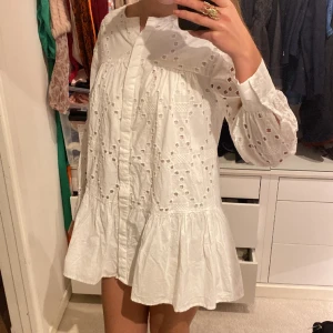 Jätte fin vit klänning! Säljer då den är för kort för mig som är 175cm. Aldrig använt💖 - Vit klänning i nyskick, storlek xs, oanvänd!💞