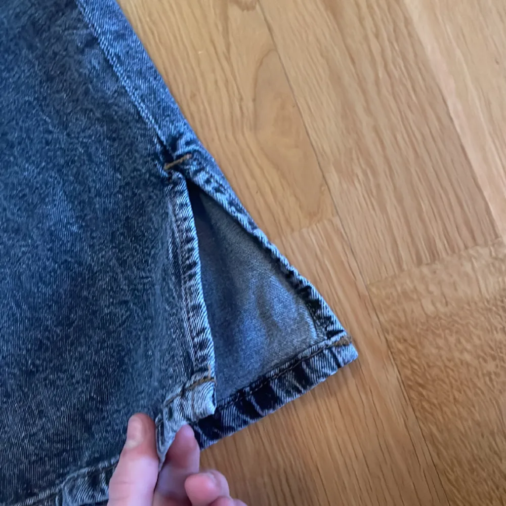 Säljer mina mörkgrå/svarta jeans ifrån Lindex i strl 152/11-12 år. modellen på jeansen heter Vanja och den har även en slits nere på benet. Dem är i bra skick säljer eftersom de är för små💞 säljer för 70kr plus frakt. Skriv innan ni köper. Jeans & Byxor.