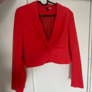 Ny oanvänd röd kappa från H&M. Säljer då jag inte har någon användning utav den💕