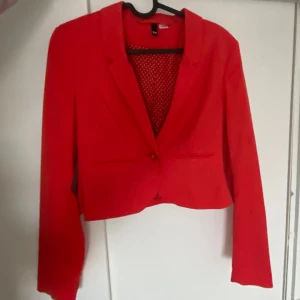 Röd kappa - Ny oanvänd röd kappa från H&M. Säljer då jag inte har någon användning utav den💕