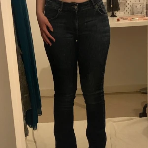 lågmidjade, mörkblå jeans - Lågmidjade, utsvängda, mörkblå jeans från cubus. De är storlek 38, men de passar precis mig som är stl 36, så vill ändå säga att de är närmare 36. Säljer då de inte kommer till användning❤️