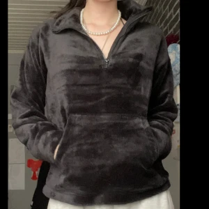 Svart mysig varm kofta  - Inte jätte mycket använd bara använt den några få gånger. Inga skador på den eller märken förutom att lappen är bort klippt. 
