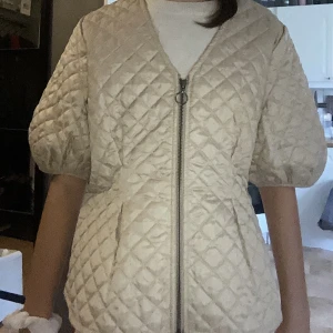 kort ärmad jacka 🥰 - Säljer denna kort ärmade jackan från Lindex! Köpte den här på plick för 400 kr och säljer dem för 250 kr❤️❤️ kan gå ner i pris vid snabb affär!🥰🥰🥰