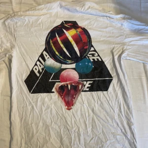 Palace Tri Ferg/Sans Rare Snake long sleeve - Palace longärmad tisha  Har ett litet rött märke på ena armen som knappt syns när t-shirten är på.   Storlek m // normal i storleken. 